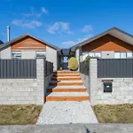Pounamu Retreat - Te Anau Holiday Home