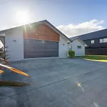Pounamu Retreat - Te Anau Holiday Home