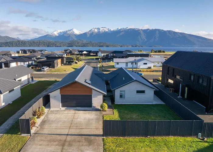 Pounamu Retreat - Te Anau Holiday Home