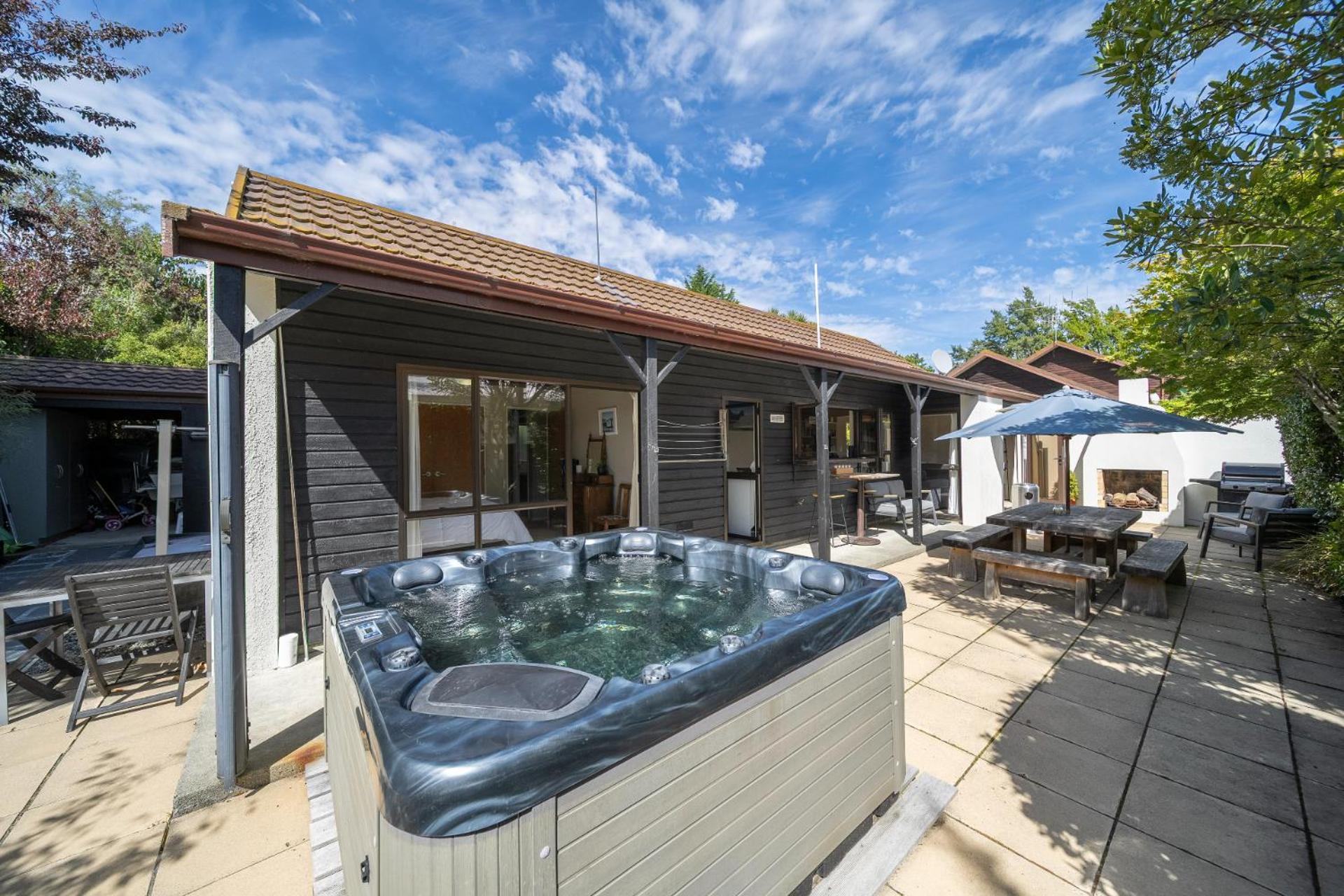 Townhouse Retreat - Getaway Holiday home Te Anau