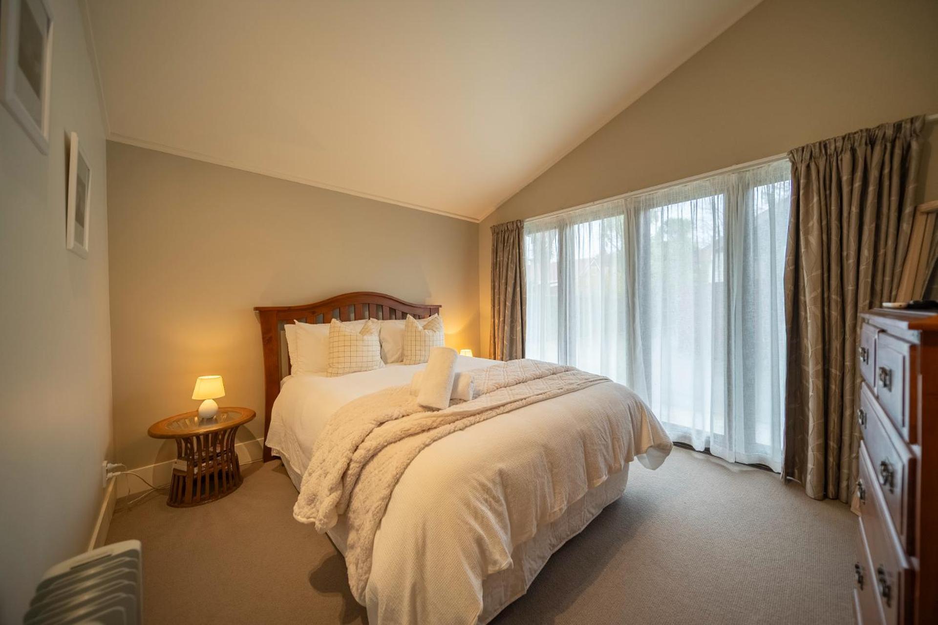 Townhouse Retreat - Getaway Holiday home Te Anau