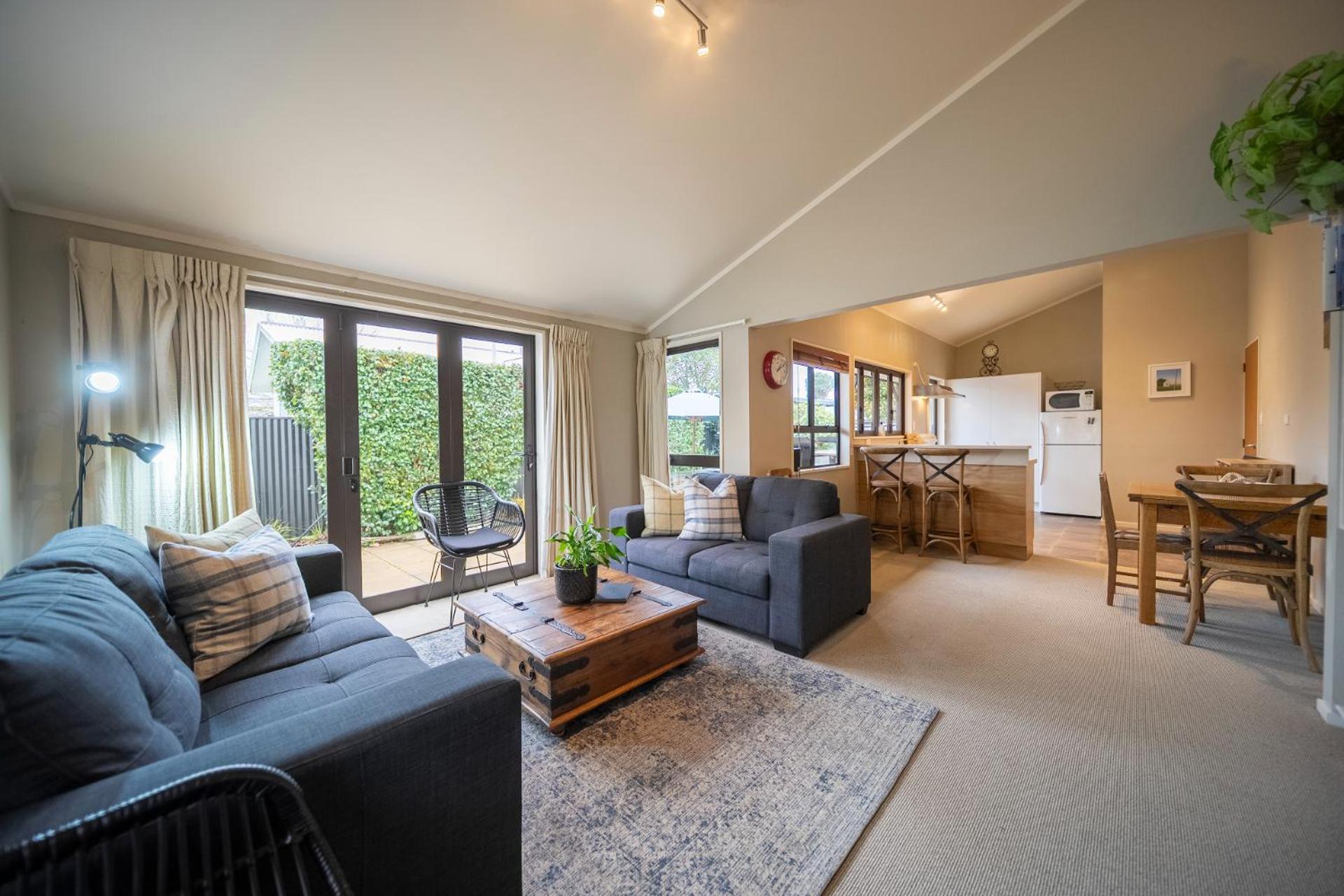 Townhouse Retreat - Getaway Holiday home Te Anau